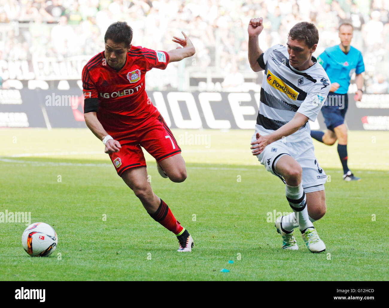 sports, football, Bundesliga, 2015/2016, Borussia Moenchengladbach versus Bayer 04 Leverkusen 2:1, Stadium Borussia Park, scene of the match, Chicharito (Bayer) in ball possession, right Andreas Christensen (MG) Stock Photo