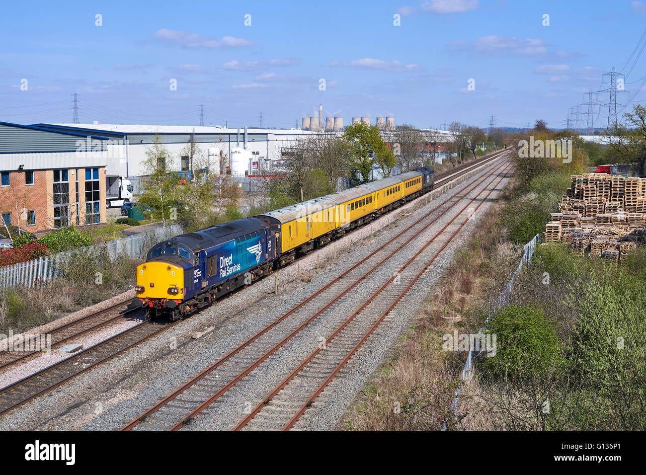 37612 (top) and 37609 (tail) 1Q48 08:41 Derby RTC - Tyseley LMD through Castle Donnington on 19th April 2016. Stock Photo