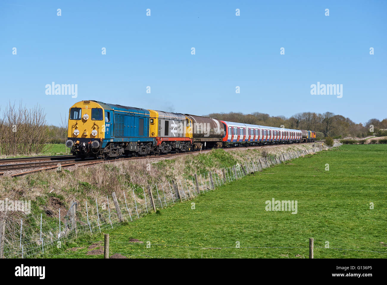 20107 & 20132 head 7X09 11:47 Old Dalby to West Ruislip LUL stock move through Rearsby on 20th April 2016. Stock Photo