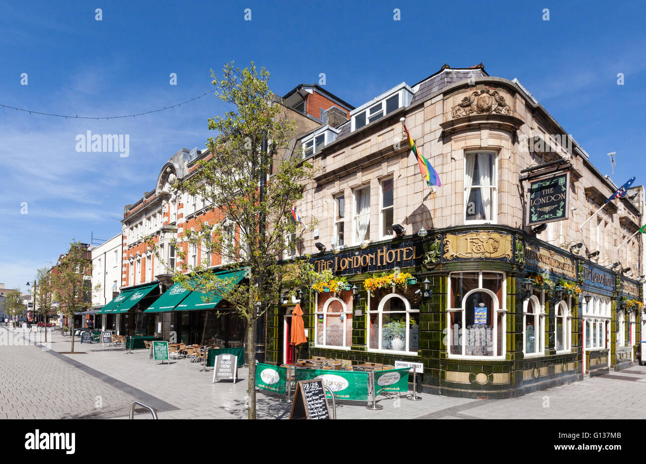 The London Hotel pub and Oxford Street in Southampton, Hampshire, UK Stock Photo