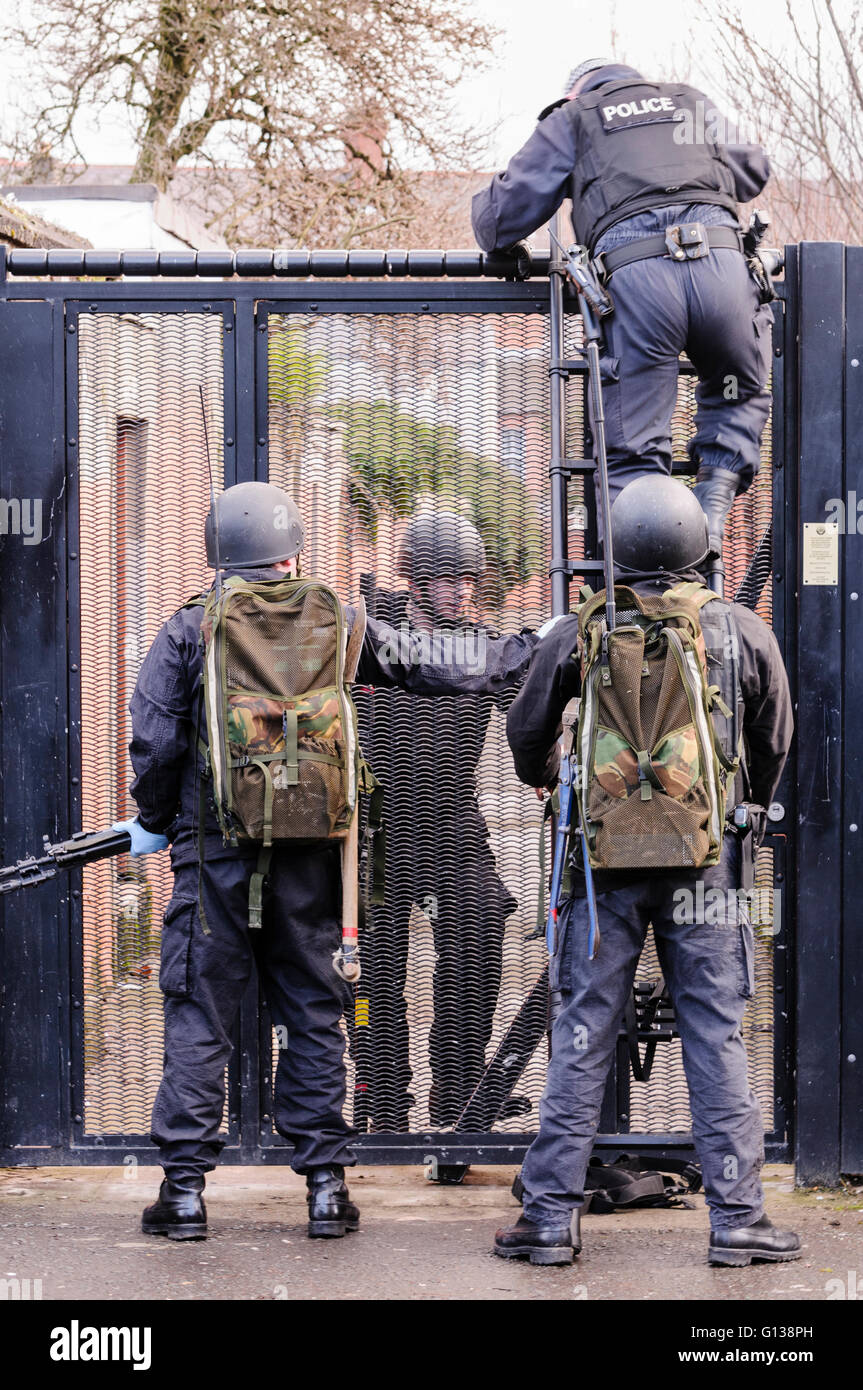 Belfast, Northern Ireland. 26 Jan 2011 - Army Technical Officers accompanied by armed police search houses and gardens for explosives Stock Photo