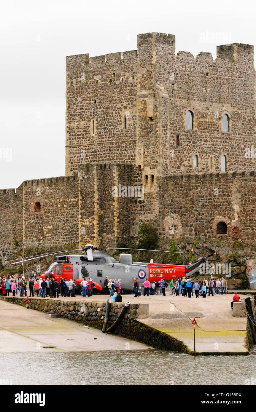 Carrickfergus, Northern Ireland. 25 Jun 2011 Crowds gather to see the