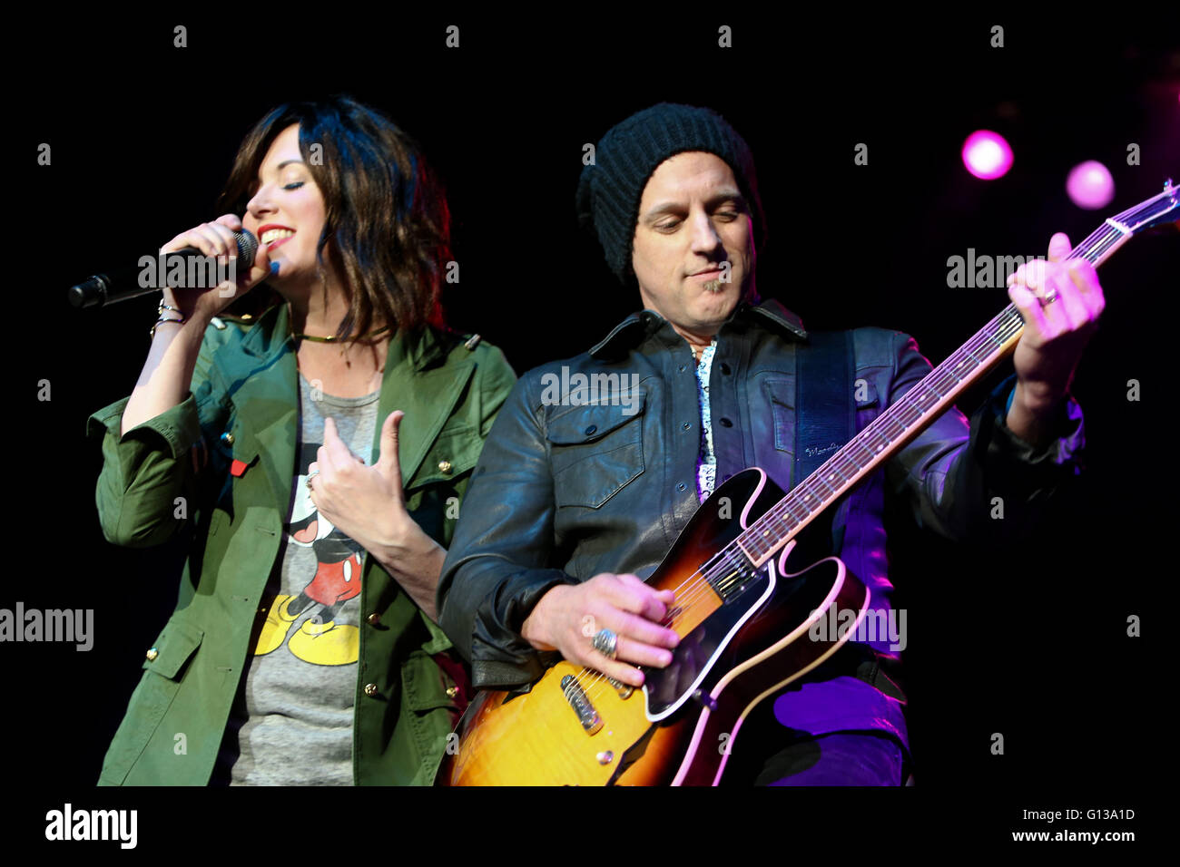 A-1)ロングドレス(M〜L)NAGARA for JIM THOMPSON 401 Shawna Thompson Photos Stock Photos, High-Res Pictures