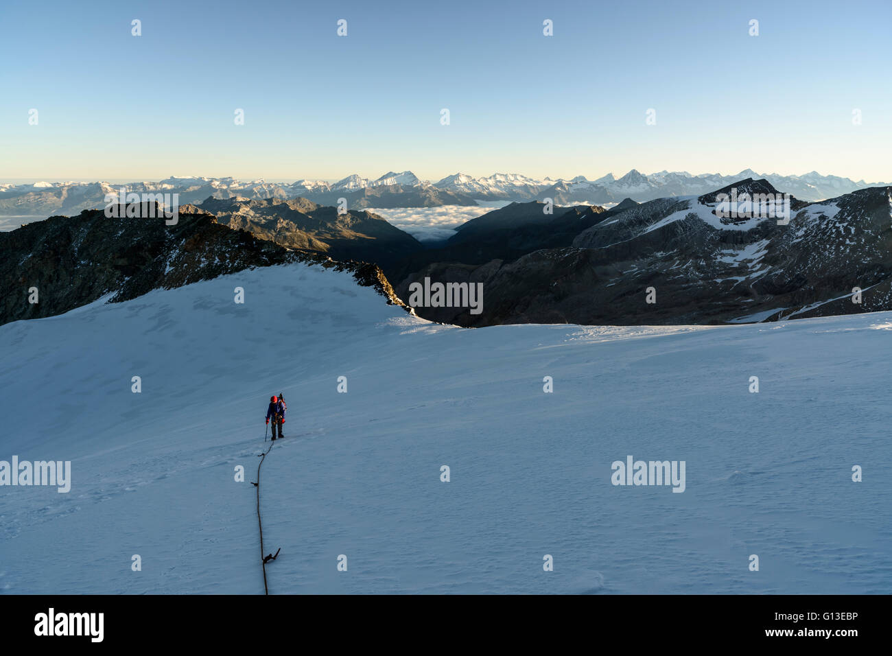 Morgendliches Panorama beim Aufstieg auf das Bishorn, Wallis Panoramic view at the ascent to the Bishorn in the morning light Stock Photo