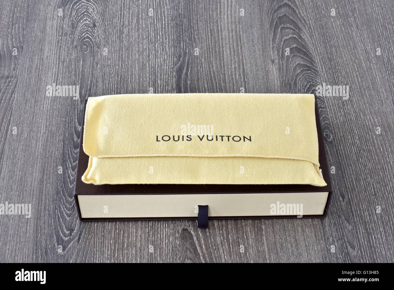 Pin by IG: CurlyByNature_ on Babe (Outfits)  Louis vuitton mens wallet, Louis  vuitton men, Louis vuitton wallet
