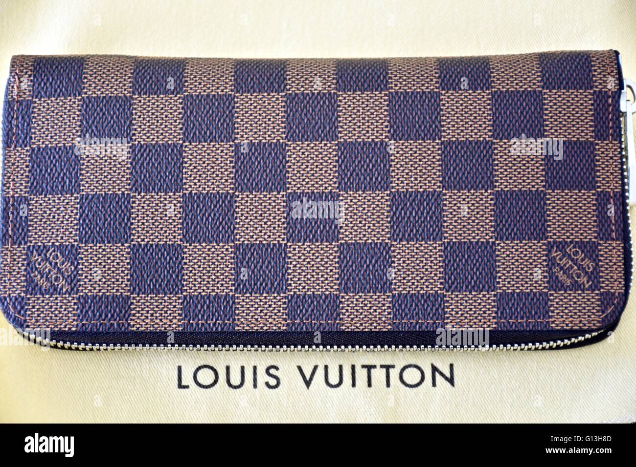 Louis vuitton clutch hi-res stock photography and images - Alamy