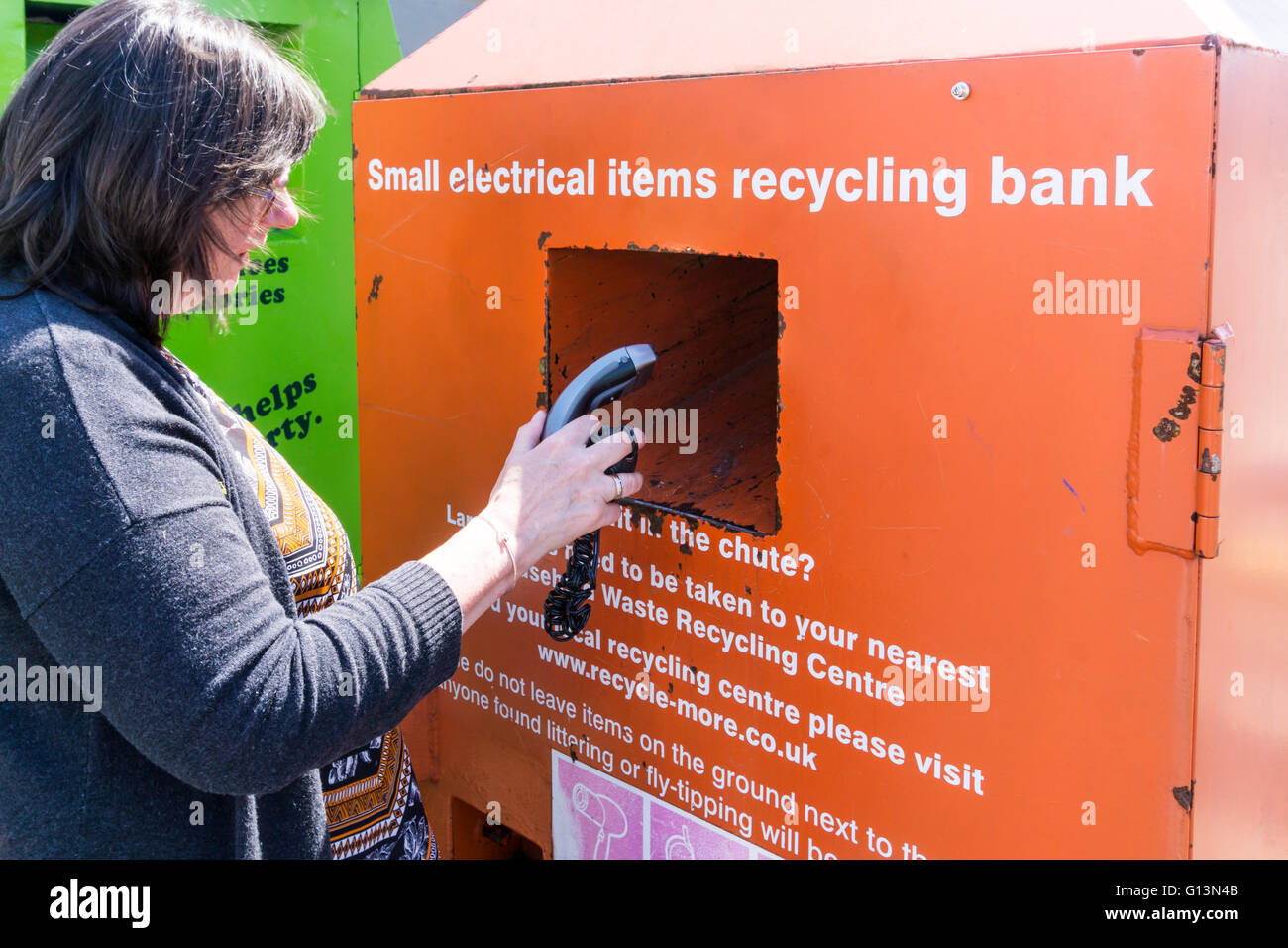 Electrical recycling bin High Resolution Stock Photography and Images