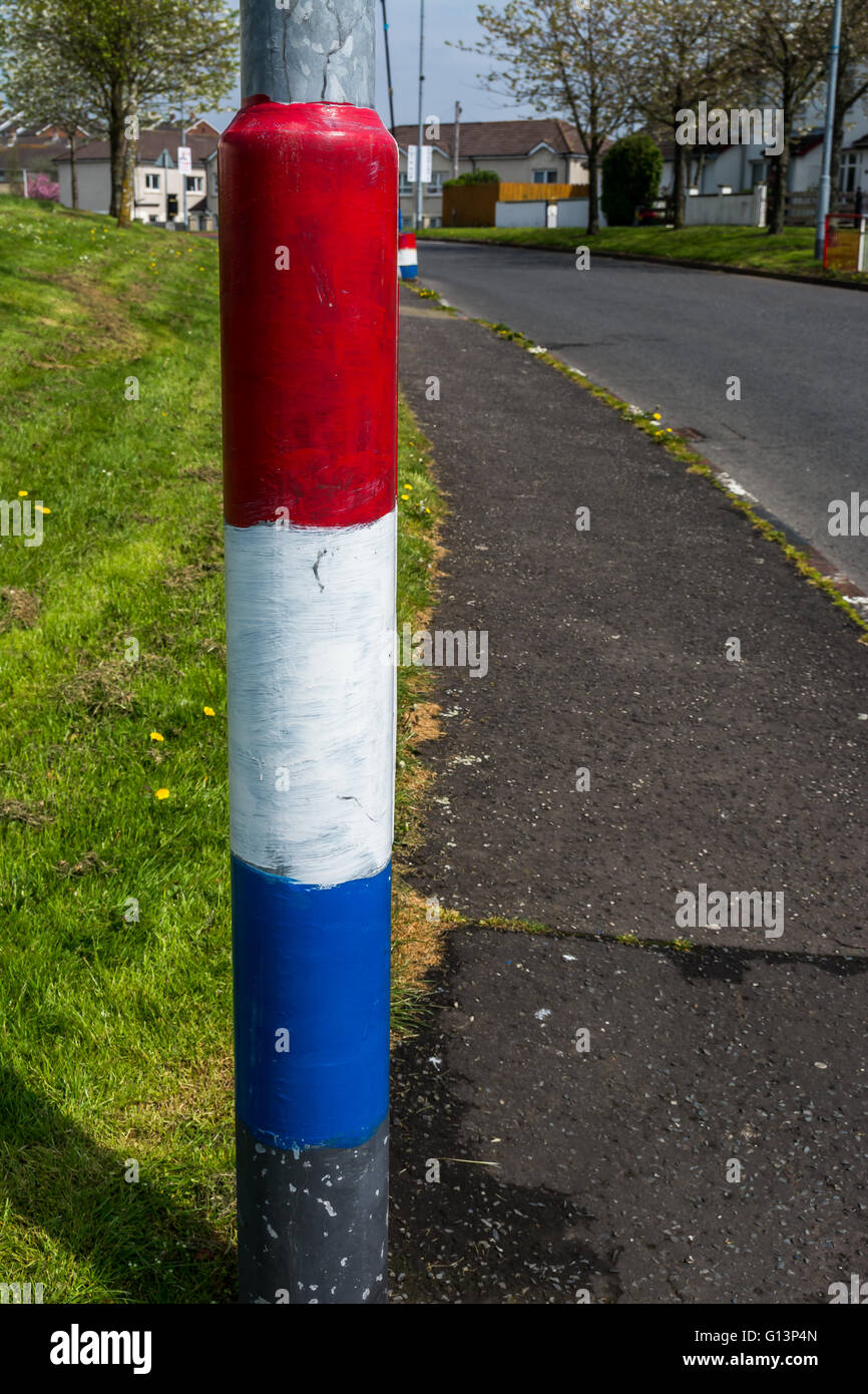 Red white and blue painted lamppost in Loyalist Ballybeen estate in East Belfast Stock Photo