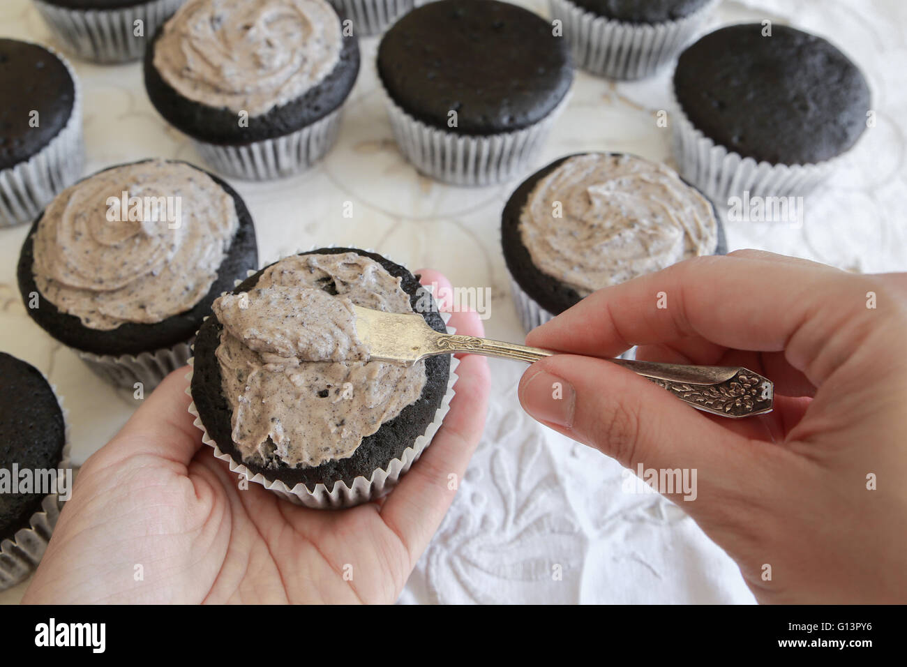 cookie and cream frosting on dark chocolate cupcakes Stock Photo Alamy