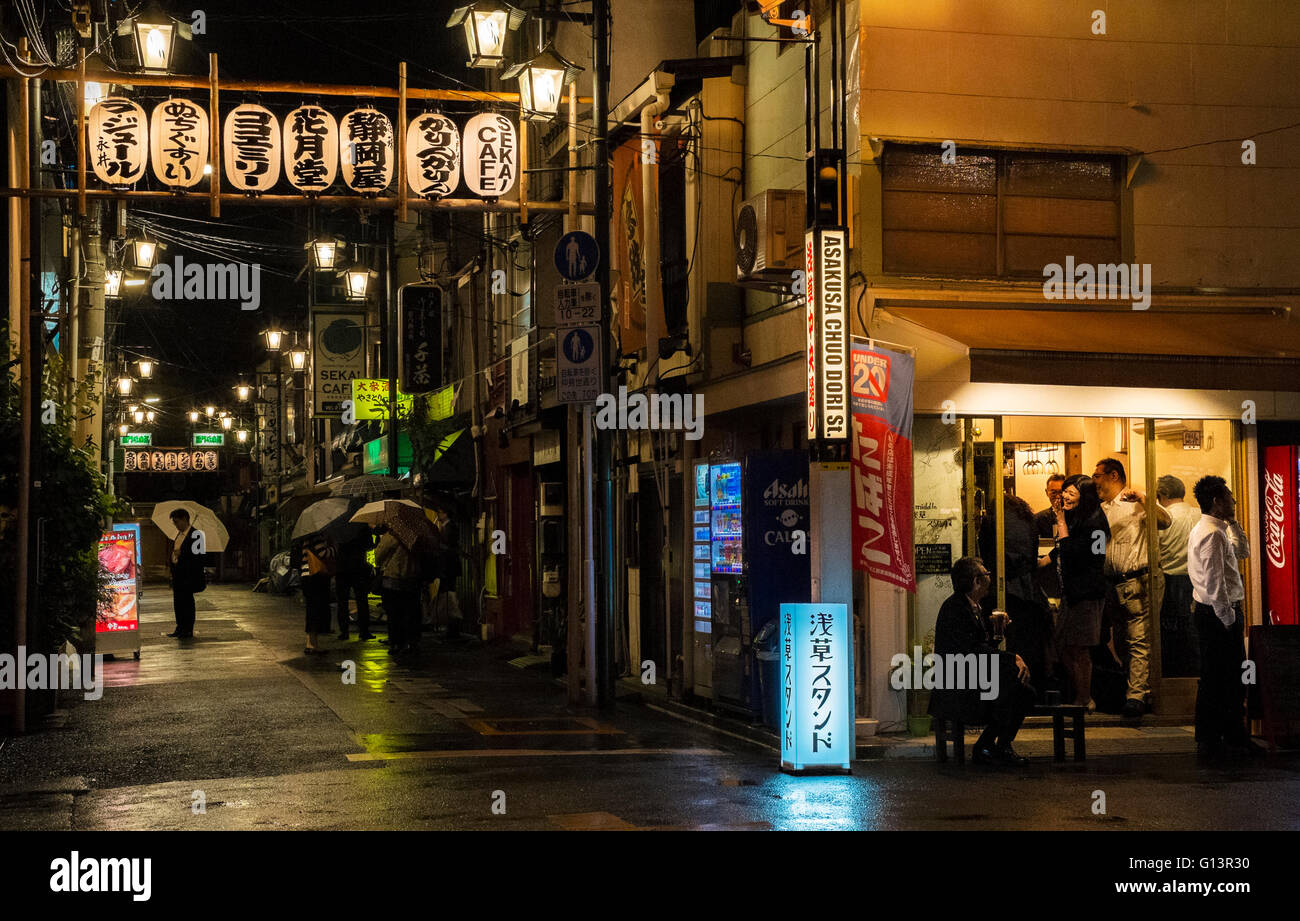 Wet tokyo street hi-res stock photography and images - Alamy