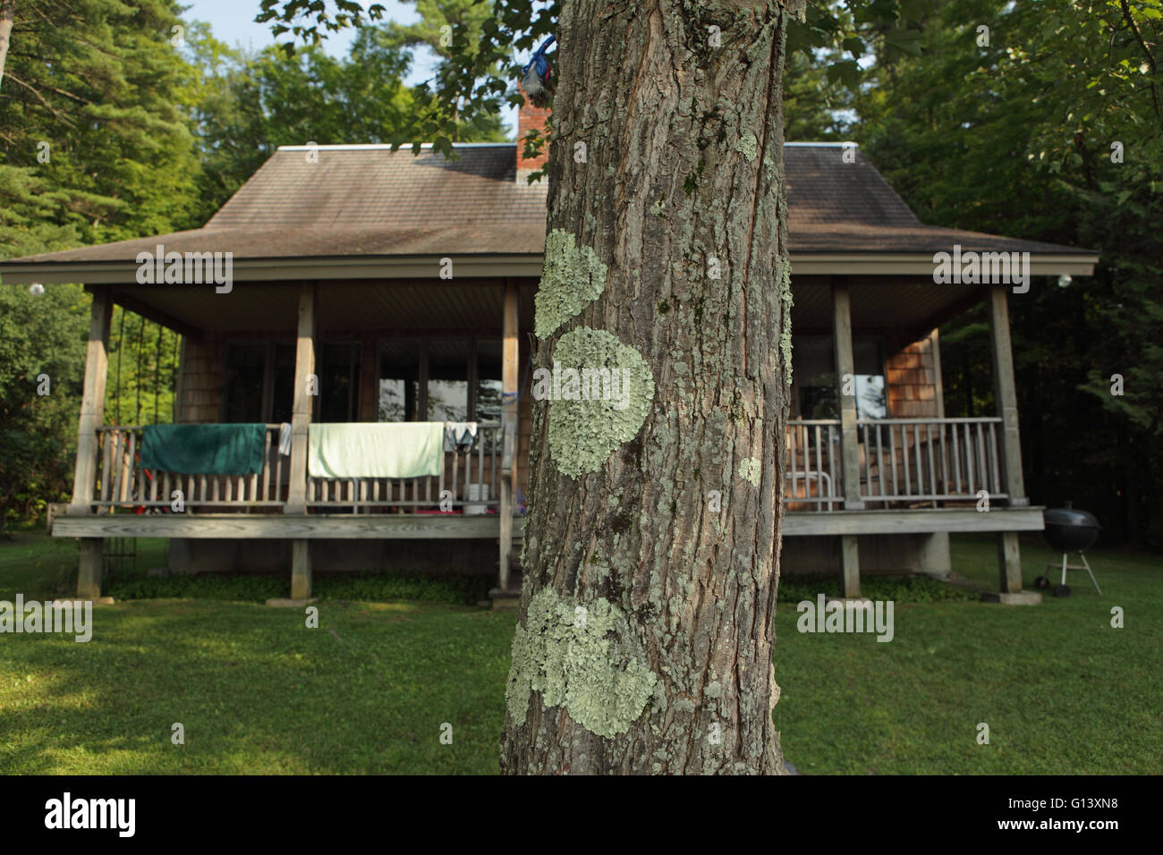 House beside lake hi-res stock photography and images - Alamy