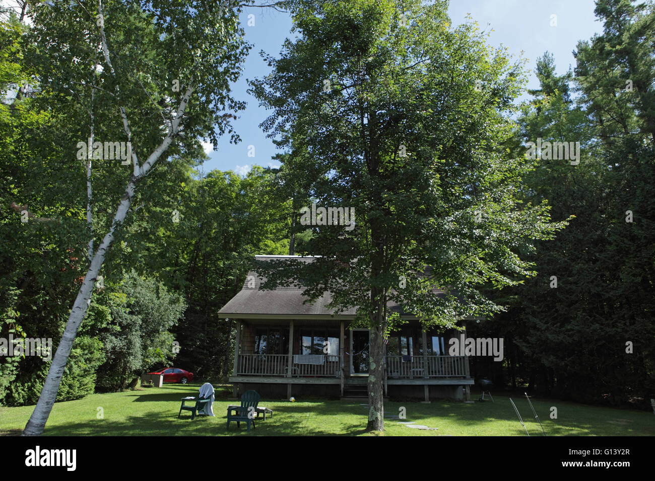 House beside lake hi-res stock photography and images - Alamy