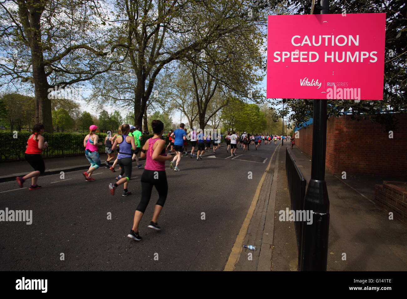 Hackney, London, UK. 8th May, 2016.  HAckney Marathon Run by many on a sunny weekend ,crowds cheered and supported runners Credit:  Emin Ozkan/Alamy Live News Stock Photo