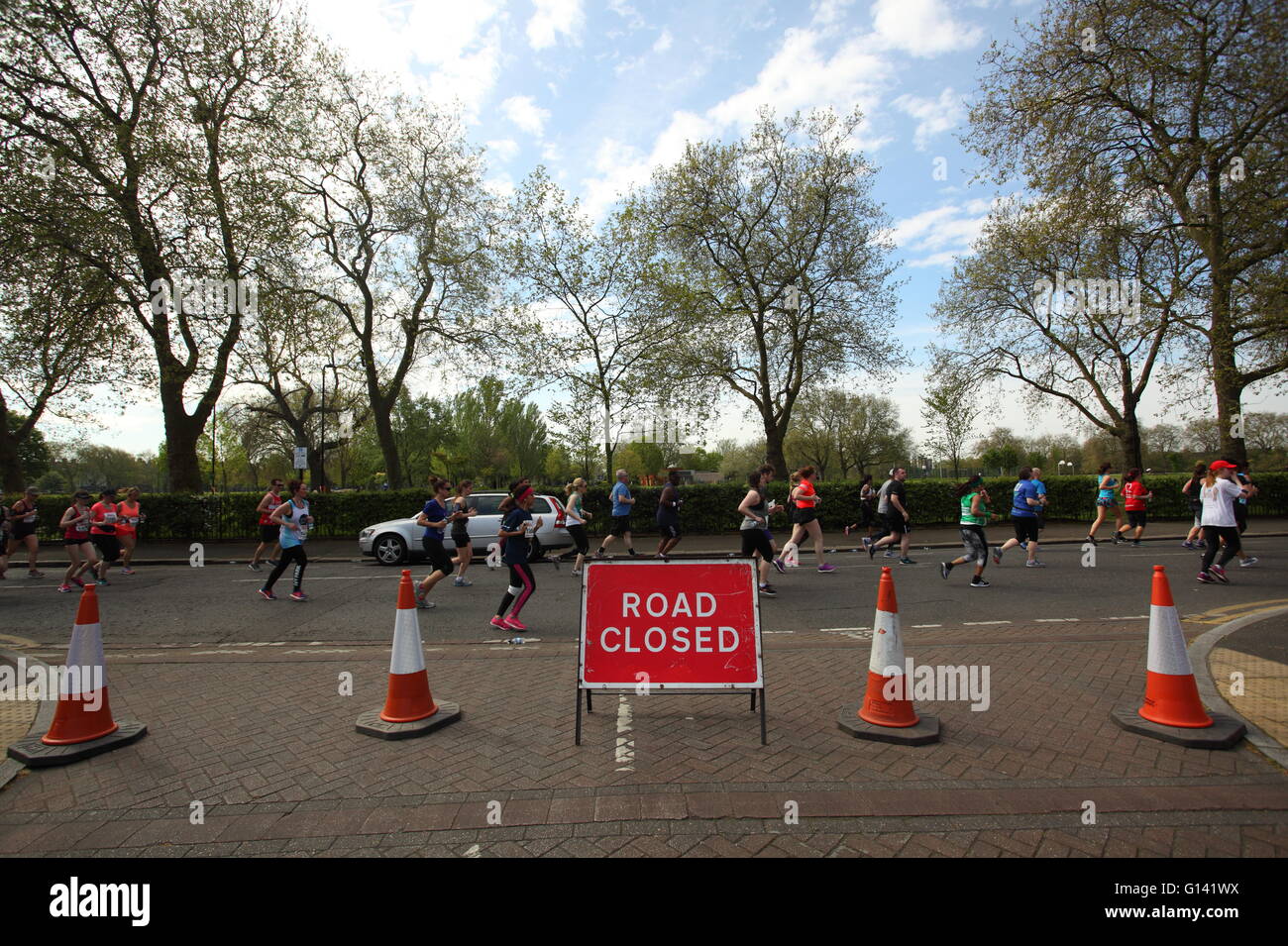 Hackney, London, UK. 8th May, 2016.  Hackney Marathon Run by many on a sunny weekend ,crowds cheered and supported runners Credit:  Emin Ozkan/Alamy Live News Stock Photo