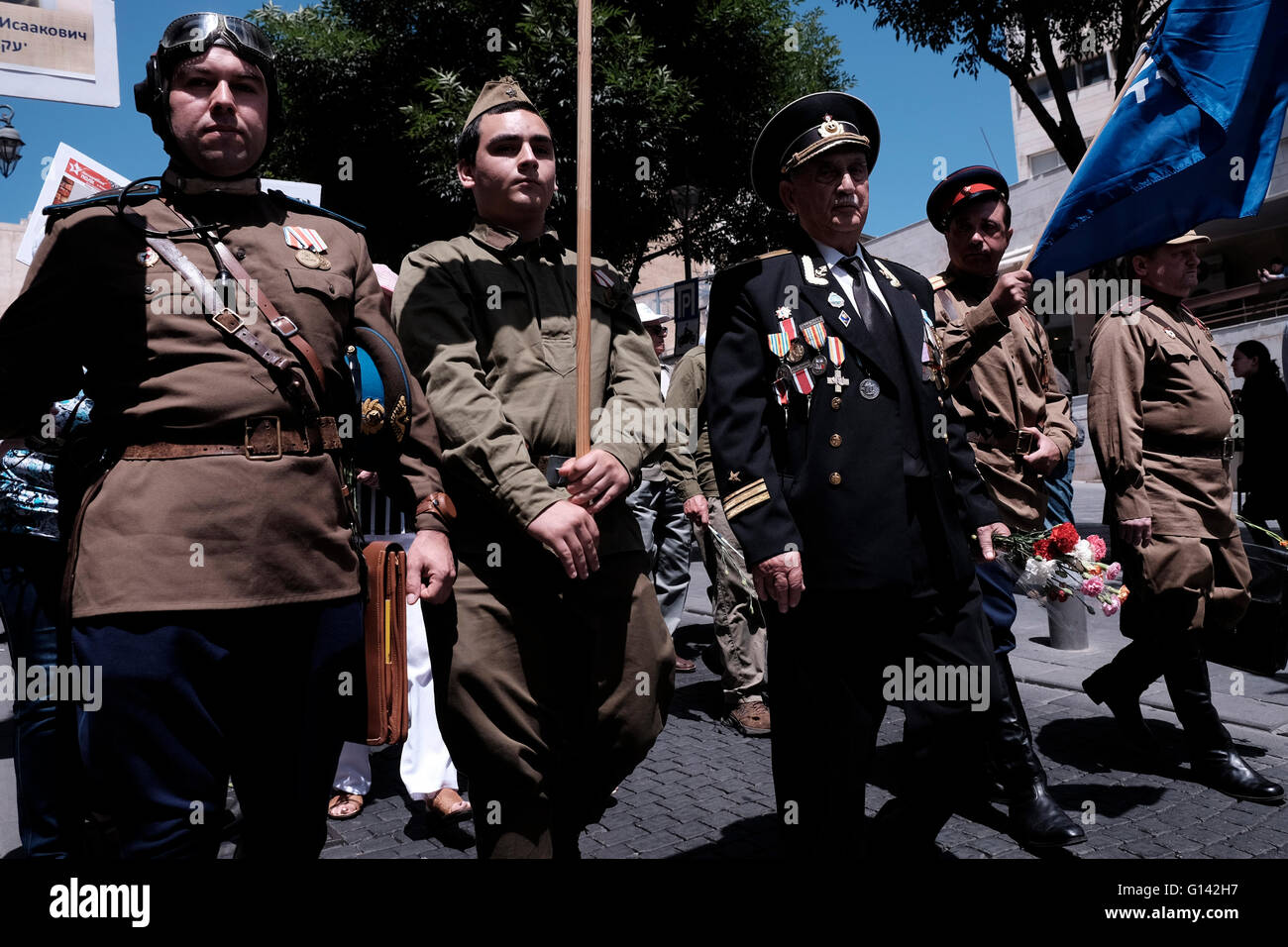 Jerusalem, Israel. 8th May, 2016.  Relatives of Russian Israeli World War II veterans with a Jewish Soviet World War II veteran with medals pinned in his old uniform taking part in a parade in honor of 71 years since the Allies’ victory over Nazi Germany in World War II, in the center of Jerusalem Credit:  Eddie Gerald/Alamy Live News Stock Photo