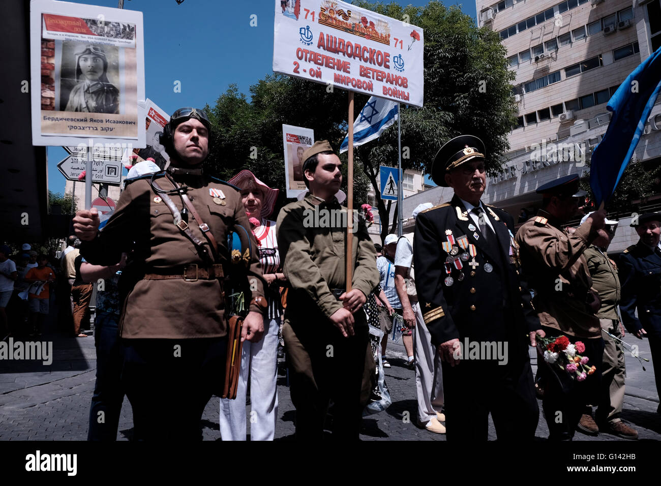 Jerusalem, Israel. 8th May, 2016.  Relatives of Russian Israeli World War II veterans with a Jewish Soviet World War II veteran with medals pinned in his old uniform taking part in a parade in honor of 71 years since the Allies’ victory over Nazi Germany in World War II, in the center of Jerusalem Credit:  Eddie Gerald/Alamy Live News Stock Photo