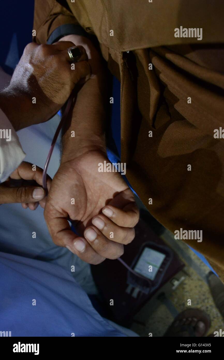 Quetta, Pakistan. 8th May, 2016. a man donating the blood in Baloch Blood Bank regarding world Thalassaemia day. Credit:  Din Muhammad Watanpaal/Alamy Live News Stock Photo