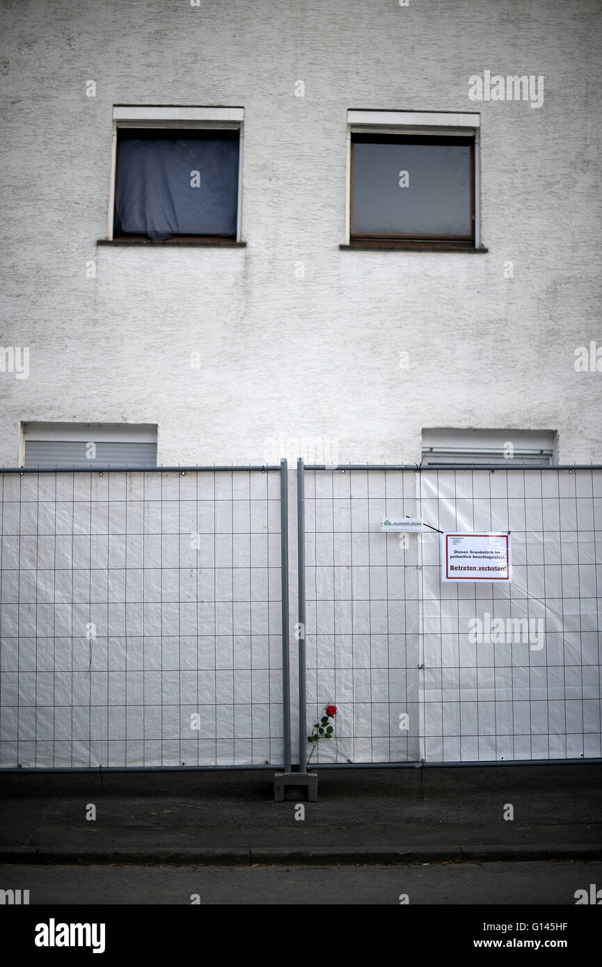 A rose has been attached to the barrier set up in front of the residential home of a murder suspect couple in Hoexter, Germany, 07 May 2016. The couple is accused of subjecting several women to severe abuse at this location that allegedly caused the death of at least two victims. Photo: JONAS GUETTLER/dpa Stock Photo