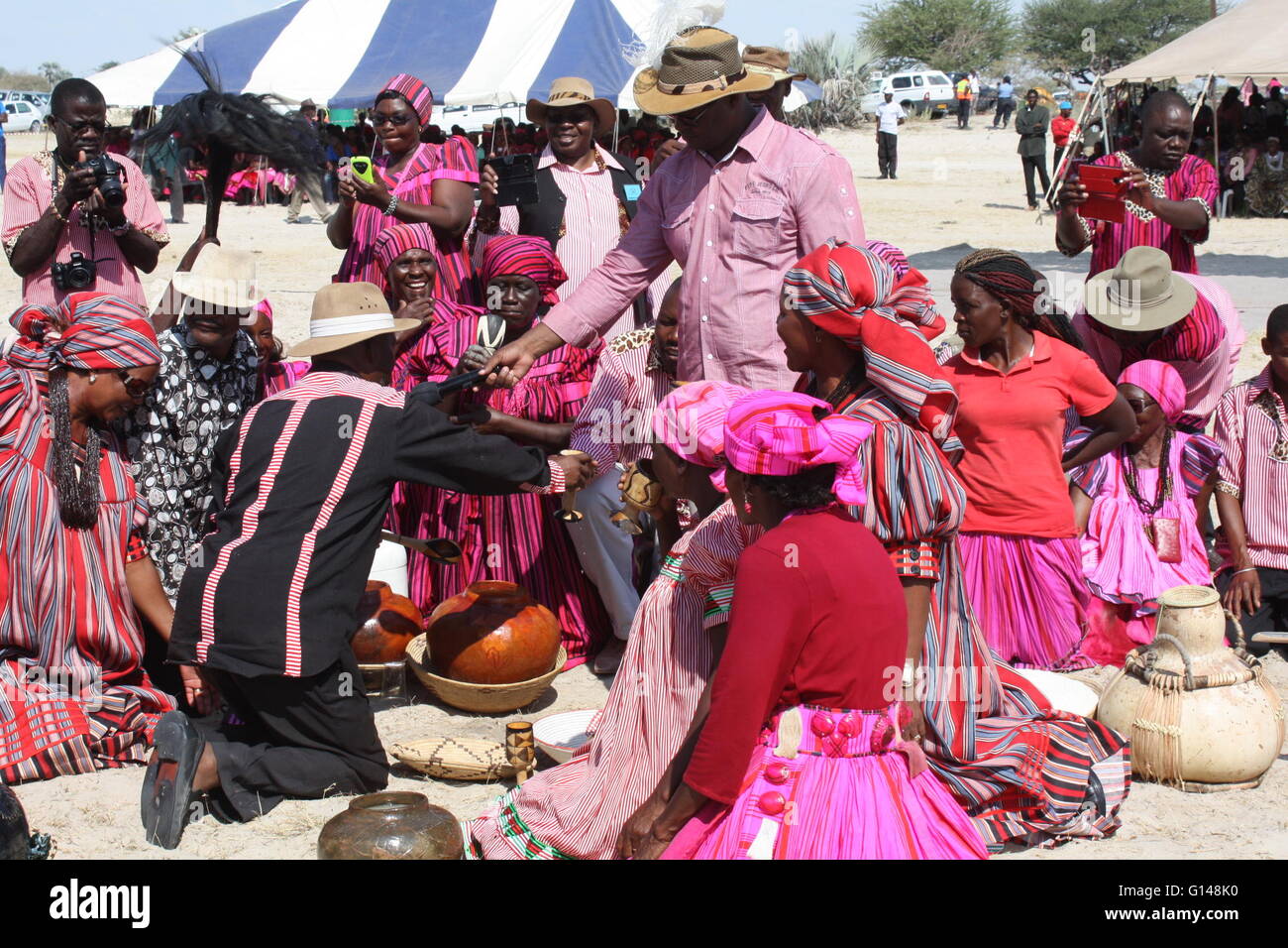 (160508) -- ONAMUNGUNDO, May 8 (Xinhua) -- People gather during the