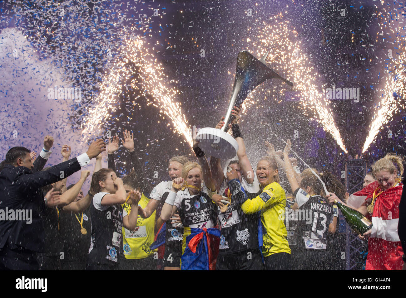 Budapest, Hungary. 8th May, 2016. Members of Romania's CSM Bucuresti celebrate their victory in the Women'EHF Champions League Final Four competition against Hungary's Gyori Audi ETO KC at the Papp Laszlo Sports Arena in Budapest, Hungary, May 8, 2016. © Attila Volgyi/Xinhua/Alamy Live News Stock Photo