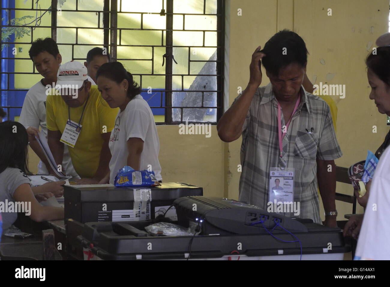 Mandaluyong, Philippines. 09th May, 2016. It seems that one of the PCOS ( Precinct Count Optical Scanner) machine is taking some time processing the balot sheet and producing a receipt. © George Buid/Pacific Press/Alamy Live News Stock Photo