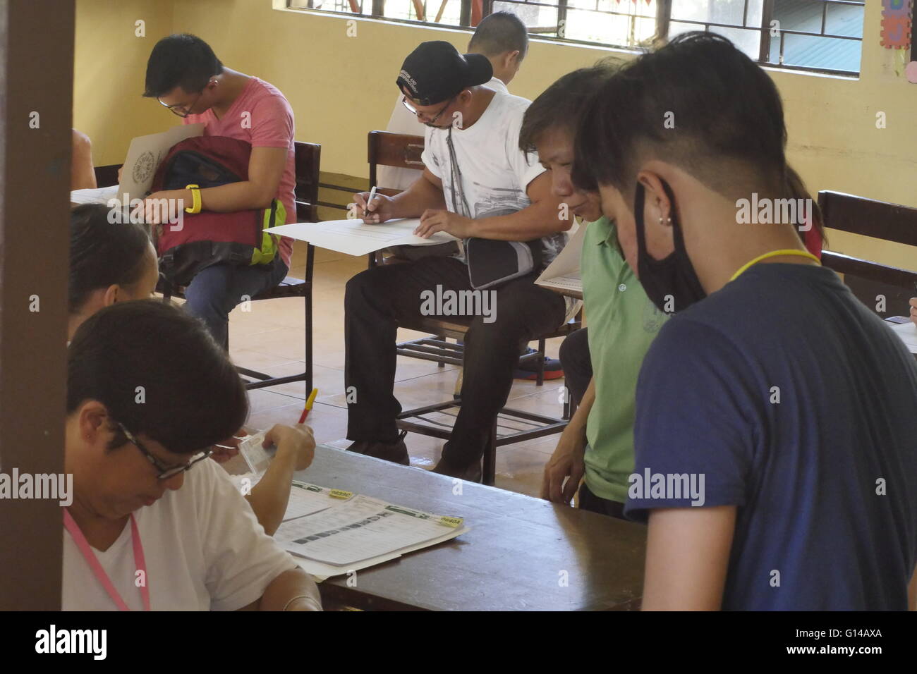 Mandaluyong, Philippines. 09th May, 2016. Here is a scene where voters and selecting their candidate while some are getting their balot sheets while checkers makes a final review of their credentials. © George Buid/Pacific Press/Alamy Live News Stock Photo