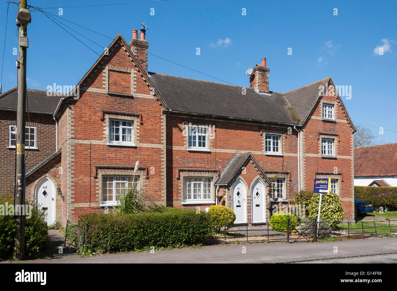Semi detached house uk street hires stock photography and images Alamy