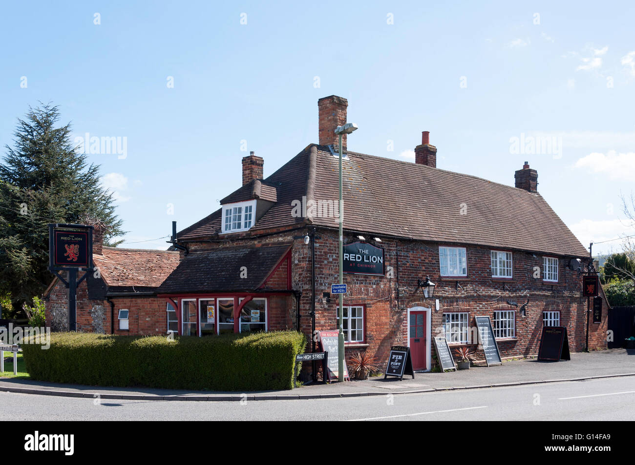 Chinnor The Red Lion at Chinnor pub, High Street, Chinnor, Oxfordshire, England ...