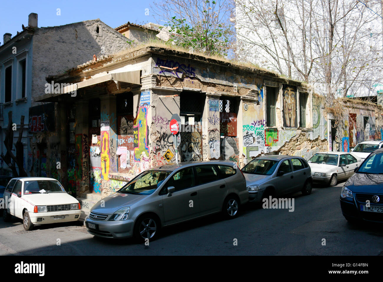 vandalisiertes und aufgegebenes Gebaeude im alternativen Stadtteil Exarchia - Impressionen, Wirtschaftskrise Griechenland, 5. Ap Stock Photo