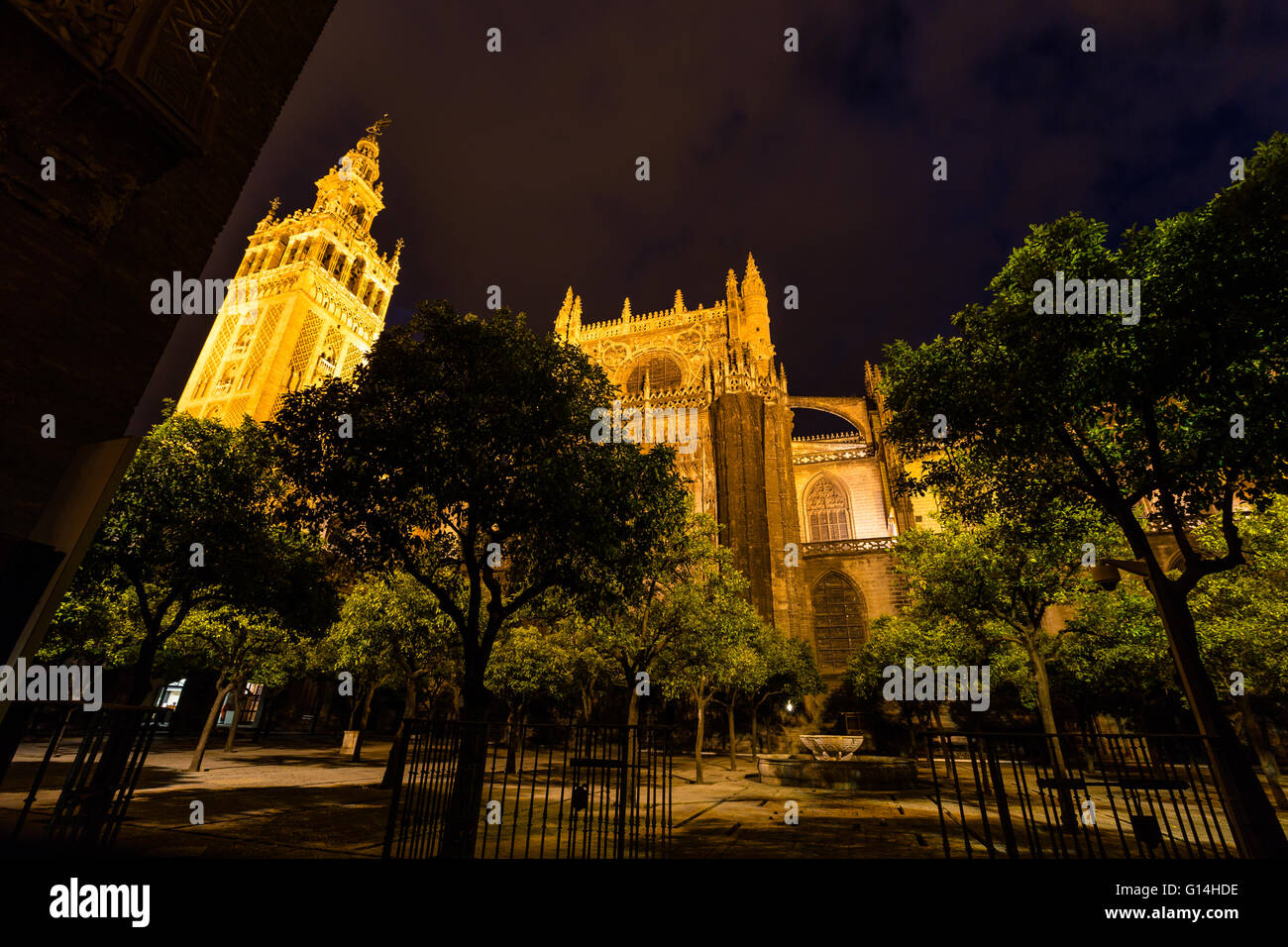Night view cathedral seville hi-res stock photography and images - Alamy