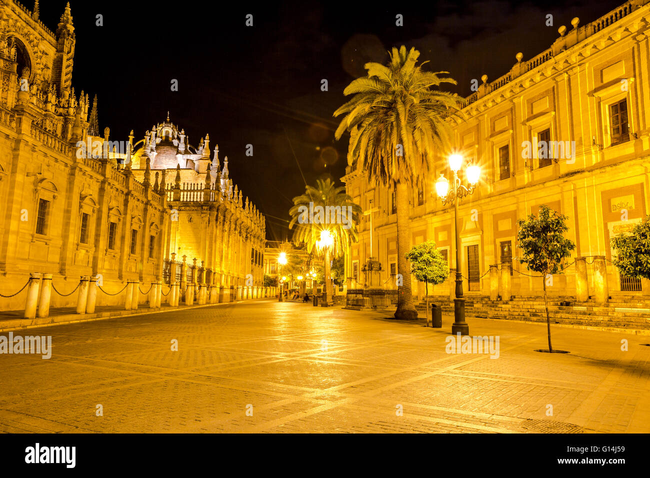 Night view cathedral seville hi-res stock photography and images - Alamy