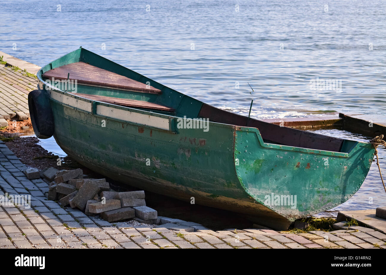 Abandoned boat at lakeside hi res stock photography and images Alamy