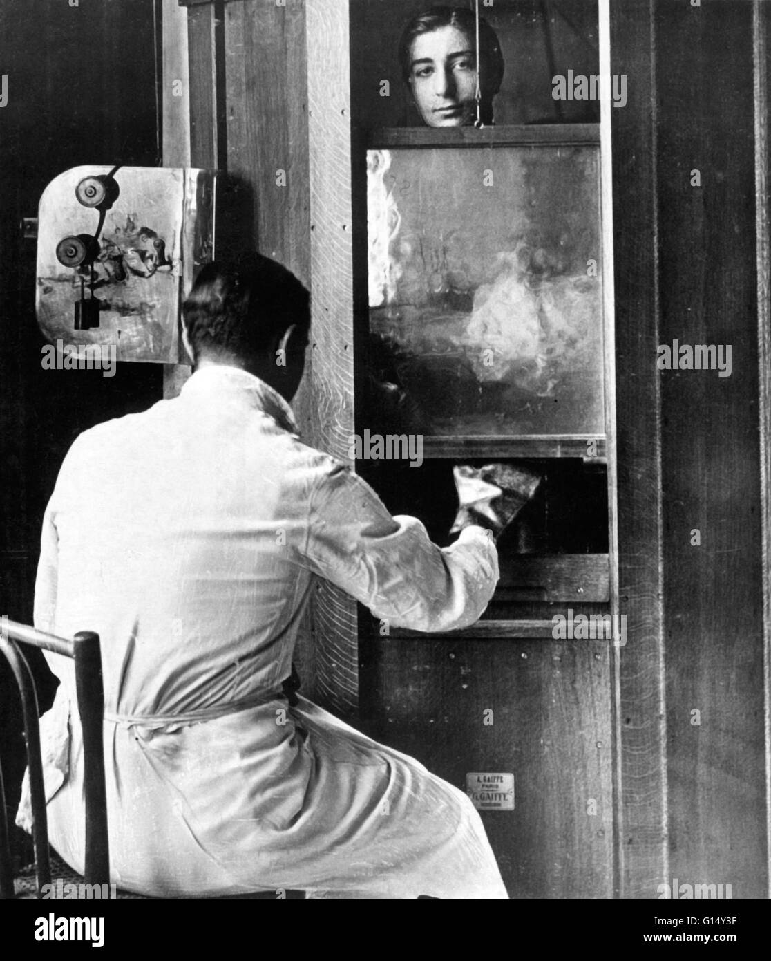 An early x-ray machine, Paris, 1914. X-rays were discovered by the German physicist Wilhelm Roentgen in 1895. They were soon applied to medicine because of their ability to pass through soft tissues but not so easily through bone, which casts a shadow on Stock Photo