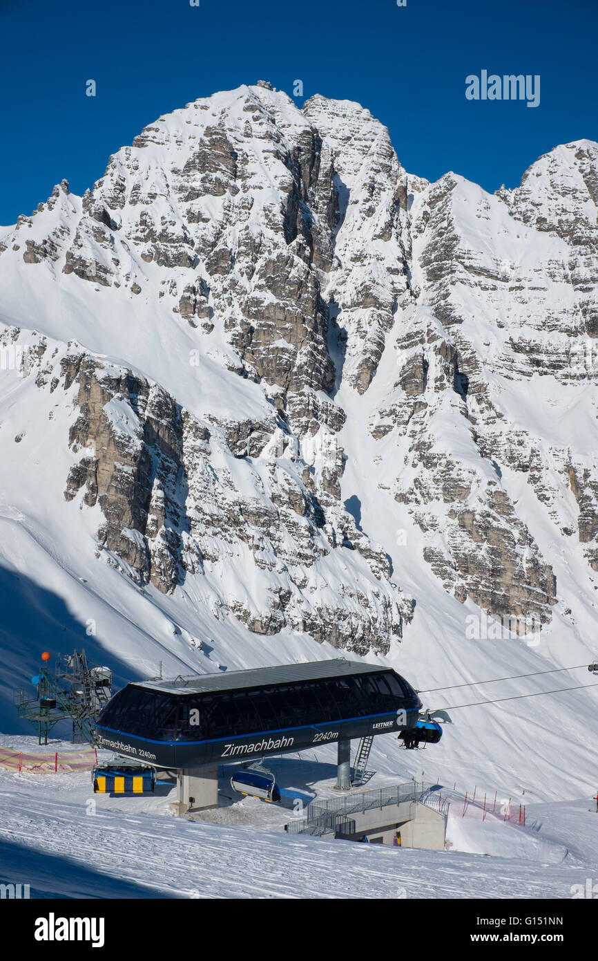 Ski lifts in Stubai, Schlick 2000 ski resort , Kreuzjoch, Fulpmes, Tirol , Austria Stock Photo