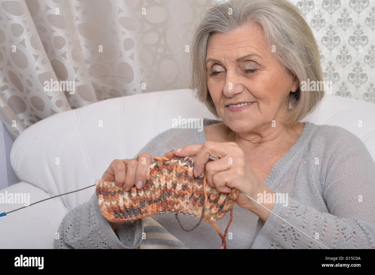 Senior woman knitting Stock Photo - Alamy