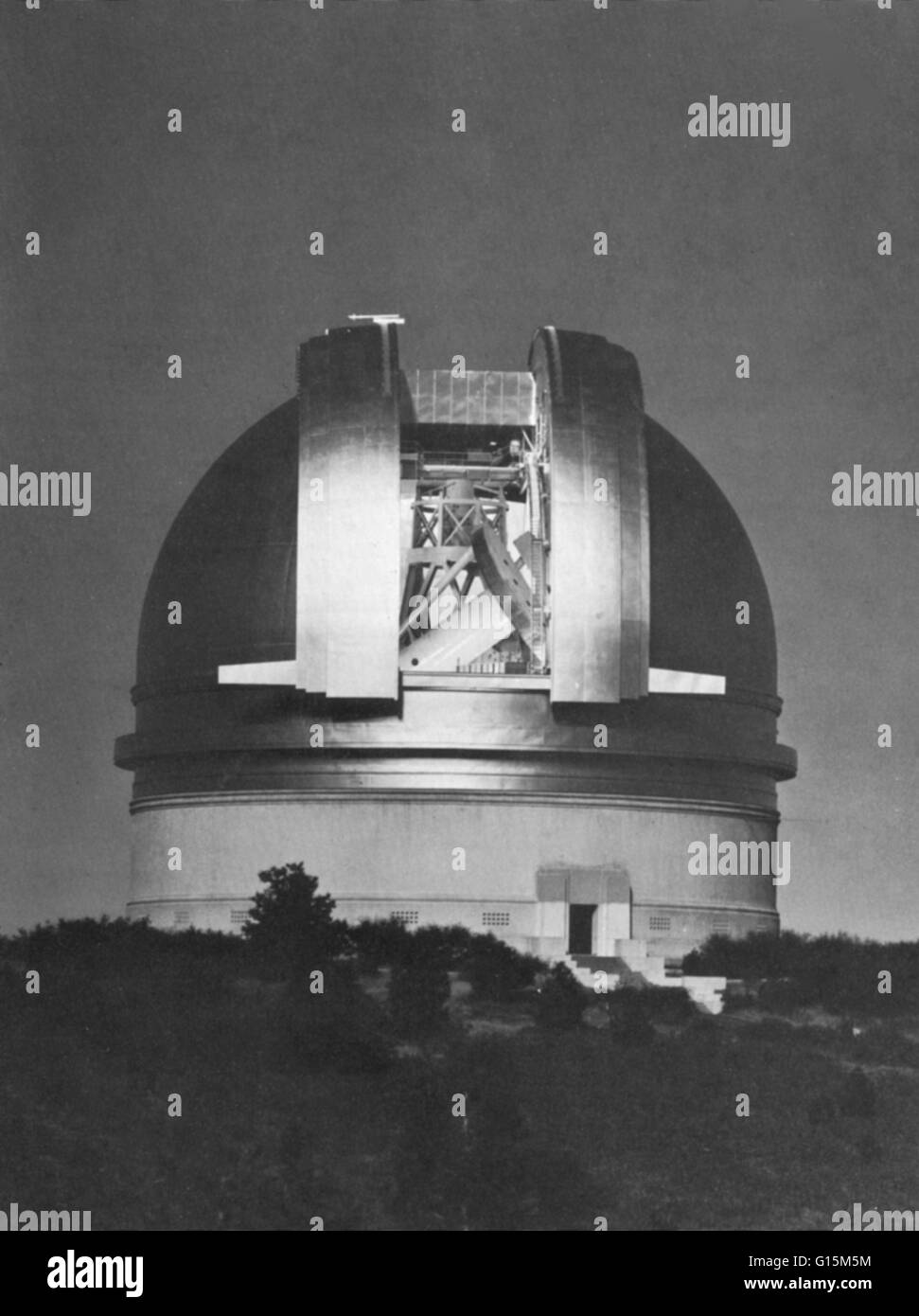Nighttime view of Palomar Observatory dome with its shutter open. This dome at the Palomar Observatory in California houses the 200-inch Hale telescope, a reflector telescope completed in 1948 and named after the astronomer George Ellery Hale. Palomar Obs Stock Photo