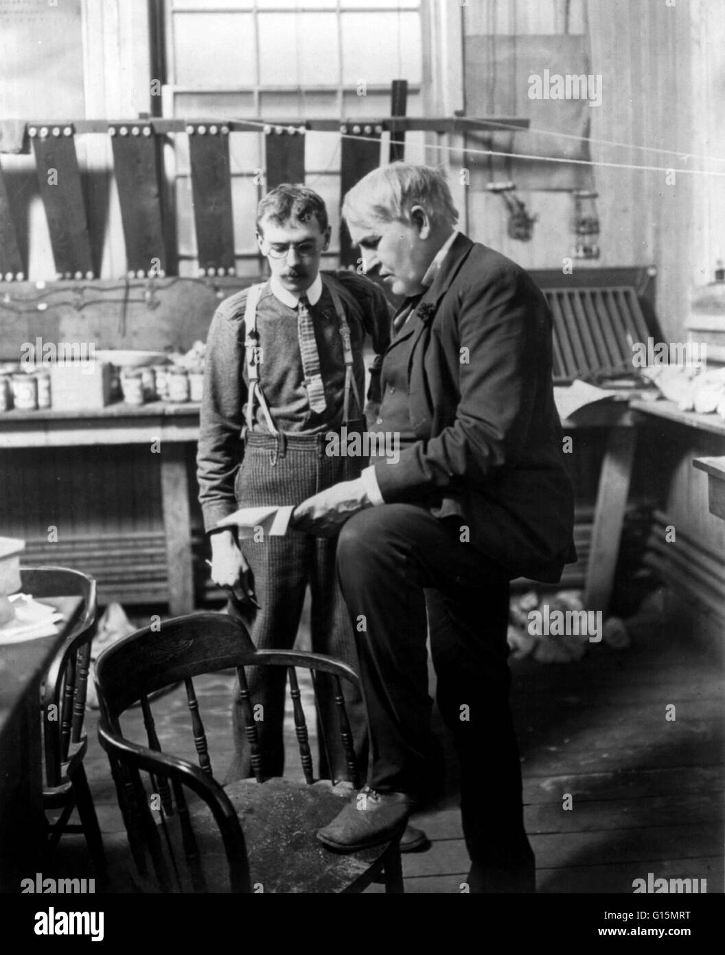 Edison standing with his workman in the chemical room, circa 1906. Thomas Alva Edison (February 11, 1847 - October 18, 1931) was an American inventor and businessman. He developed many devices that greatly influenced life around the world, including the p Stock Photo