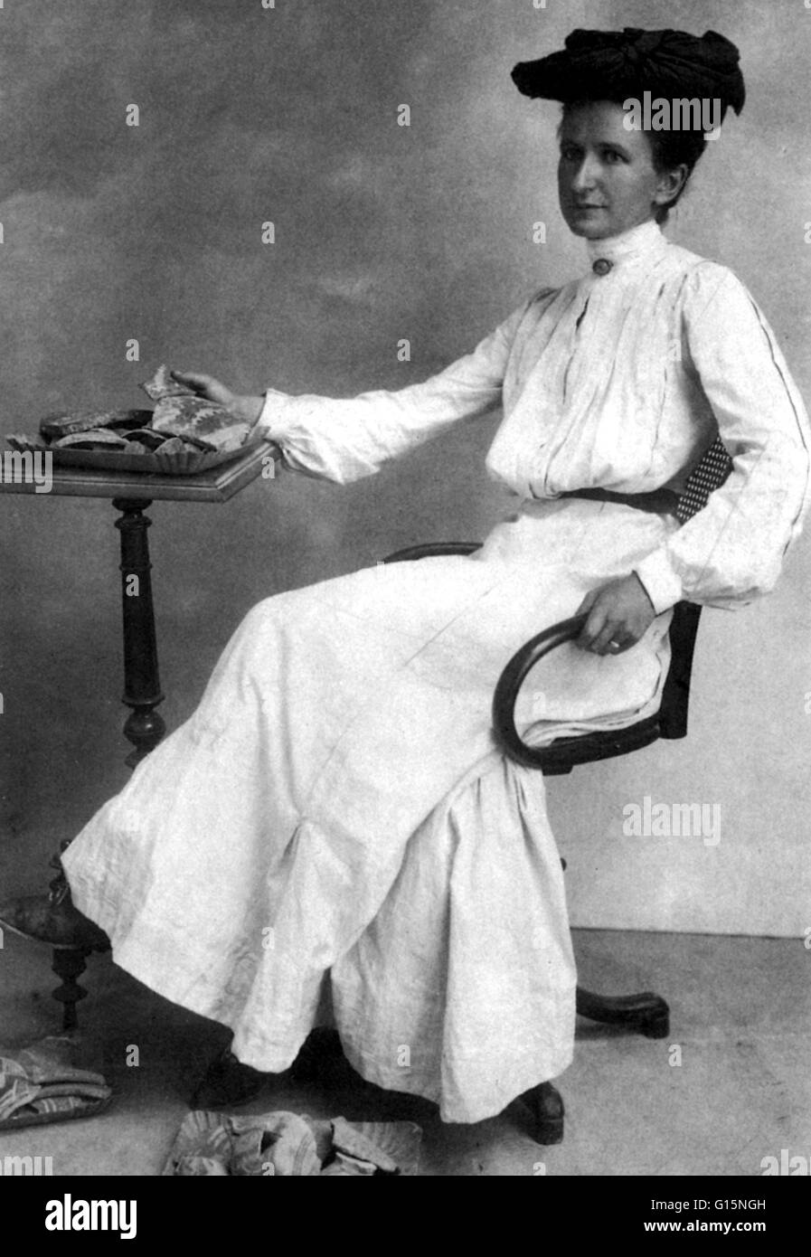 Boyd displays pieces of broken Minoan bowls, jars, and vases in 1902. Harriet Boyd-Hawes (October 11, 1871 - March 31, 1945) was a pioneering American archeologist, nurse and relief worker. In 1896 she started graduate work at the American School of Class Stock Photo