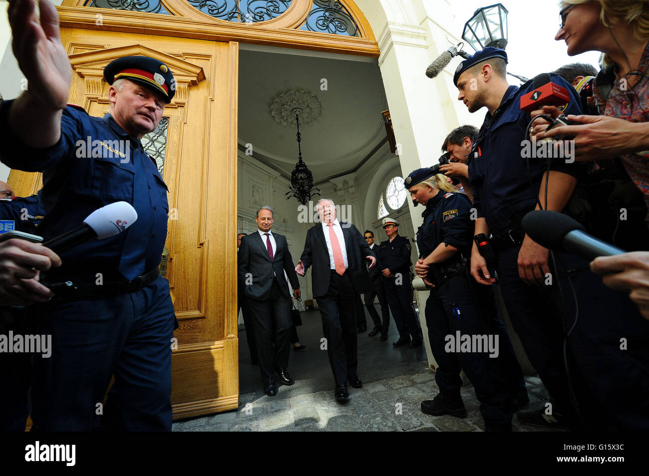 Vienna, Austria. 9th May, 2016. Vienna Mayor Michael Haeupl (R center) of the Social Democratic Party leaves the presidential office after a visit at the Austrian President Heinz Fischer in Vienna, Austria, May 9, 2016. Austrian Chancellor Werner Faymann on Monday announced his resignation, the Chancellery confirmed with Xinhua. In a brief statement, Faymann said the support within his Social Democratic Party (SPO) for him is insufficient and he resigns as SPO chief and the Austrian Chancellor. © Qian Yi/Xinhua/Alamy Live News Stock Photo