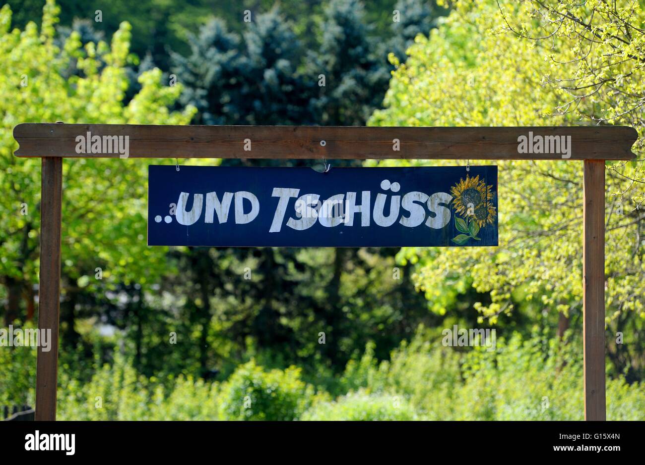 A sign '. und Tschüss' (good bye) is standing at the entrance of a garden area, Germany, near the city of Northeim, 09. May 2016. Photo: Frank May | usage worldwide Stock Photo