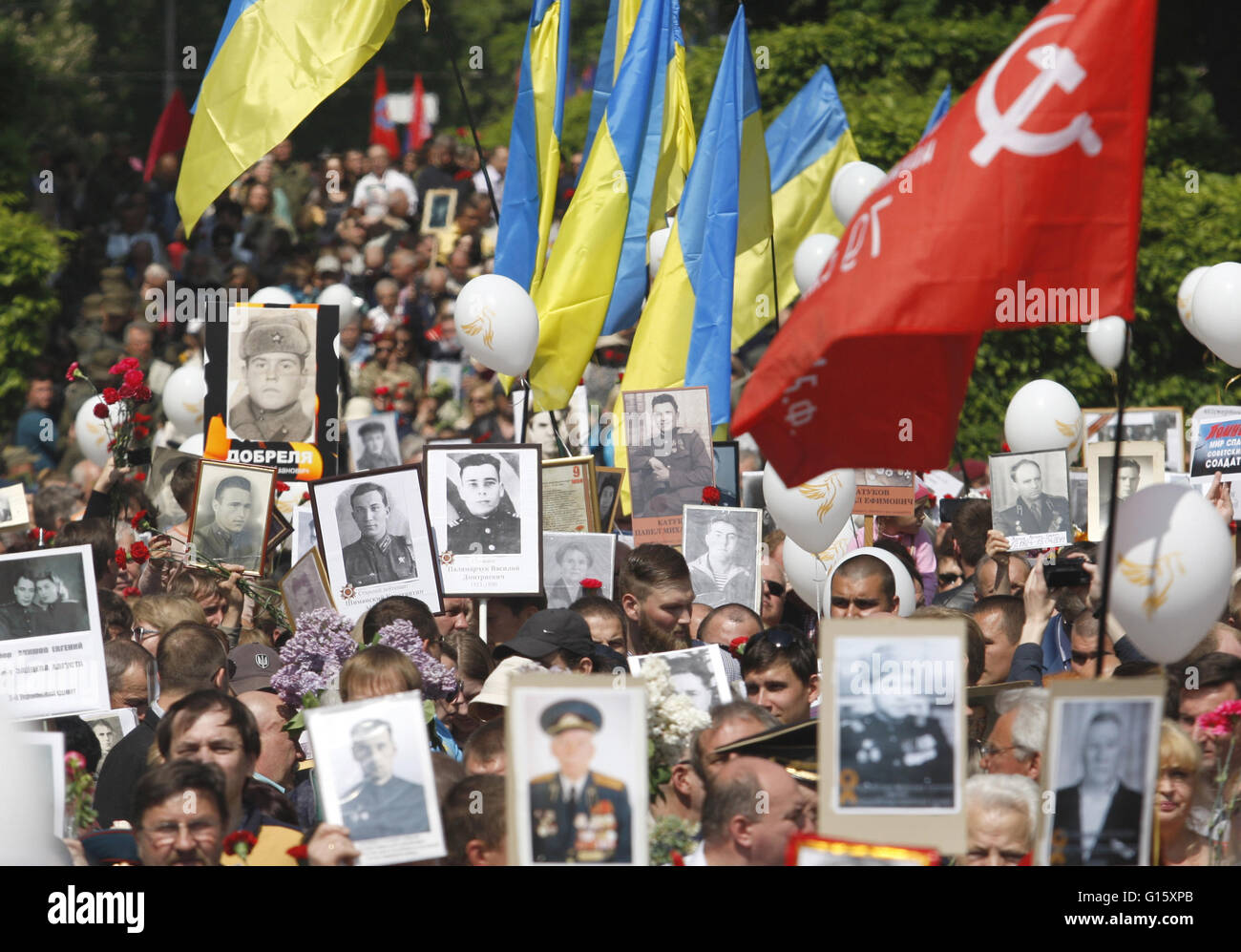 Ukrainians hold portraits of the relatives took parts in World War II ...