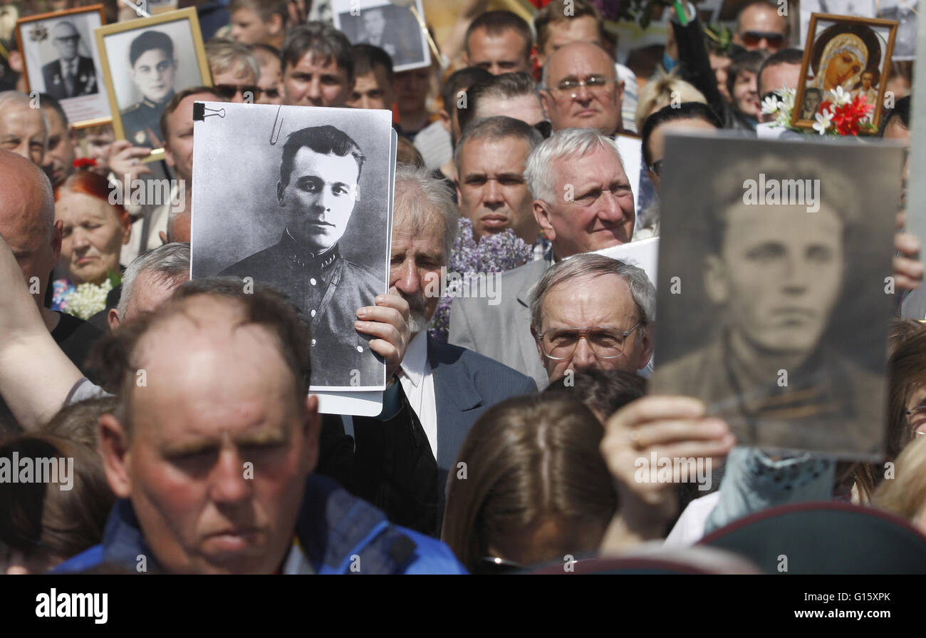 Ukrainians hold portraits of the relatives took parts in World War II ...