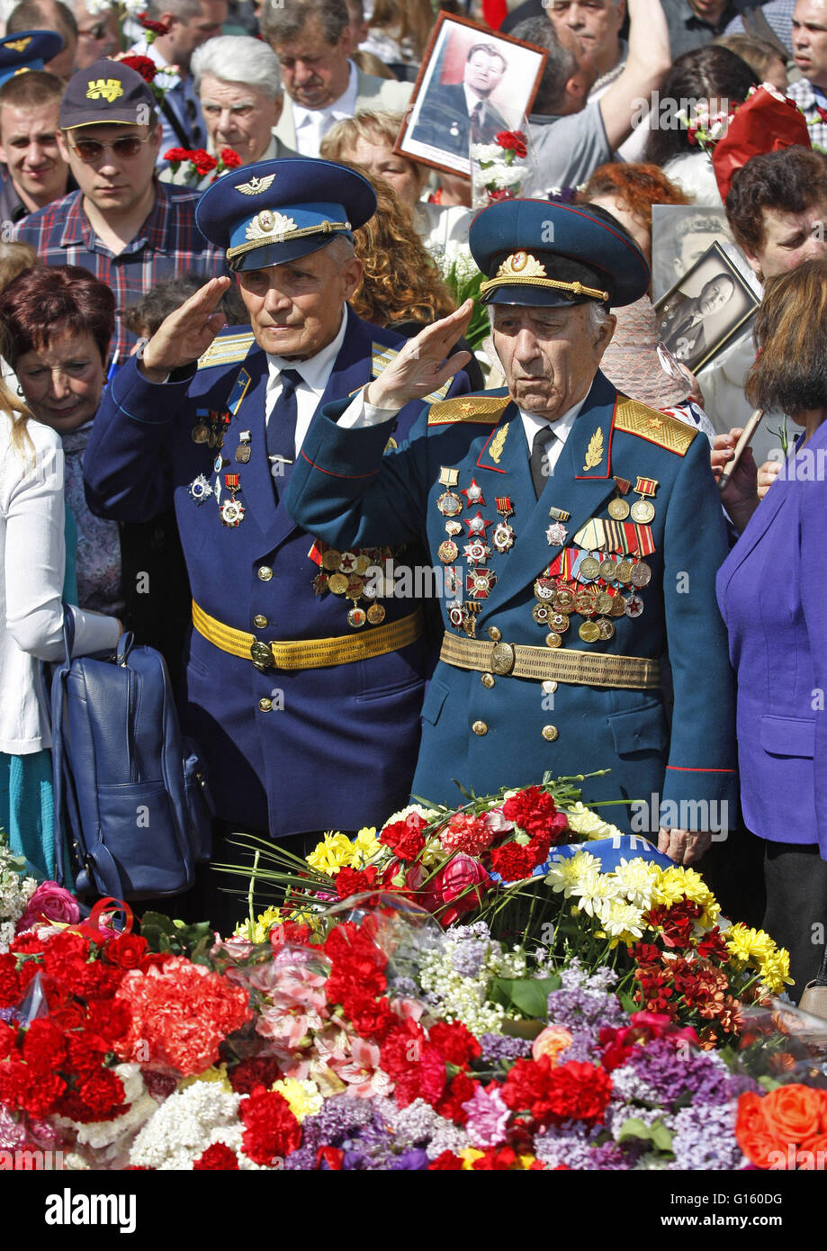 WWII veterans salutes as they lays flowers to the Tomb of the Unknown ...