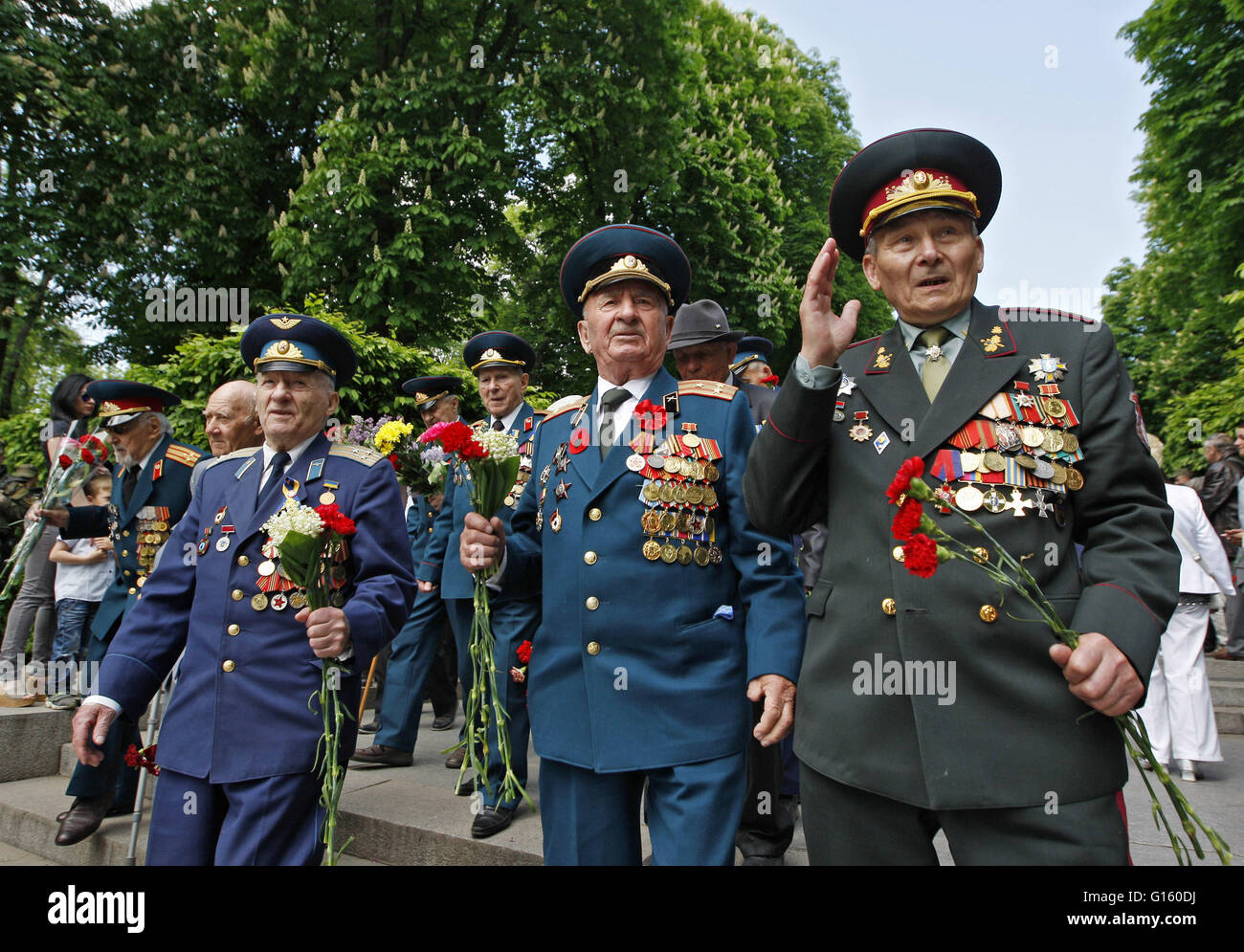 WWII veterans walks with flowers to the Tomb of the Unknown Soldier, in ...