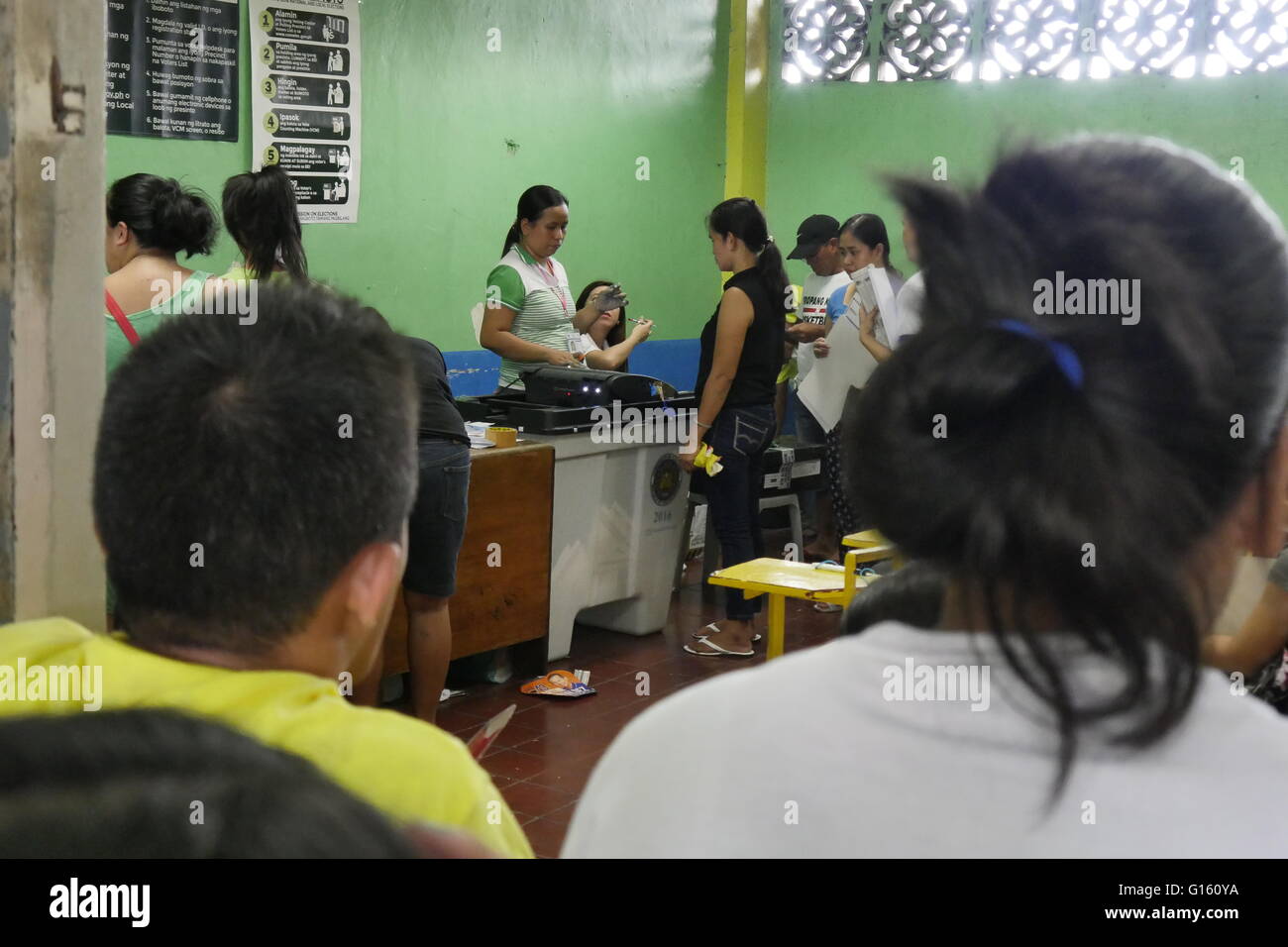 Mandaluyong, Philippines. 09th May, 2016. Everyone waits, even if this VCM is getting slow, rejecting balots or its about to bugged down. © George Buid/Pacific Press/Alamy Live News Stock Photo