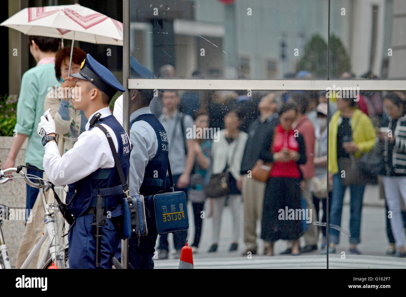 Tokyo, Japan. 9th May, 2016. A japanese Police officer overlooks a busy intersectio in the comersial Ginza District. May 9, 2016. Photo by: Ramiro Agustin Vargas Tabares. © Ramiro Agustin Vargas Tabares/ZUMA Wire/Alamy Live News Stock Photo