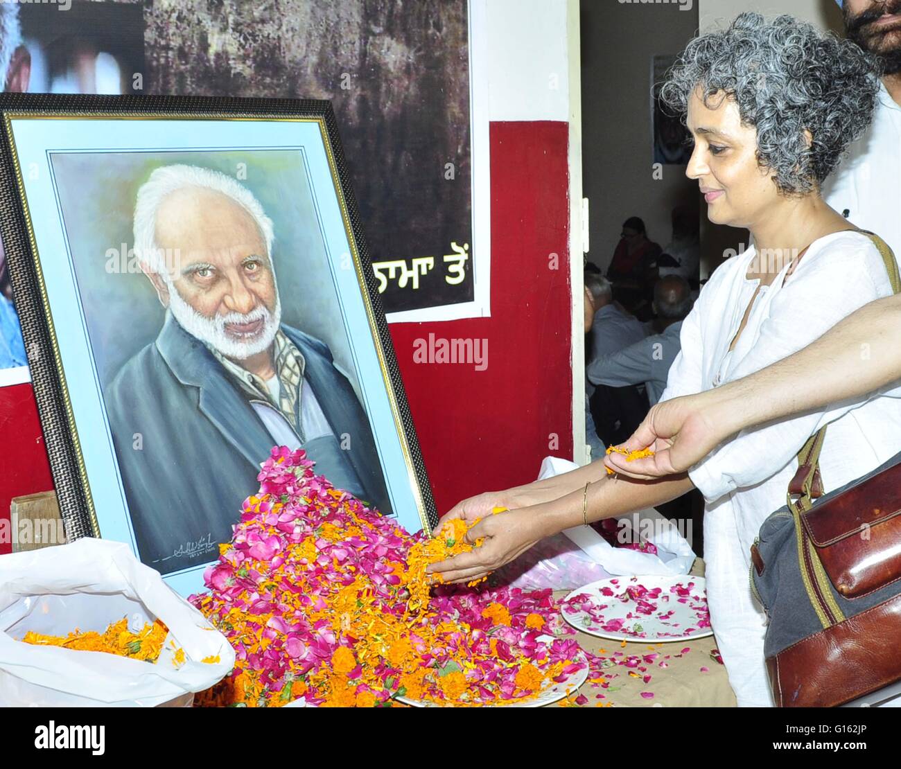 Patiala, India. 08th May, 2016. Famous Indian Author Arundhati Roy paying last respect to late. Satnam Singh writer of 'Jangalnama', who committed suicide on 27th April 2016 night, during his Sardhanjali Samaroh, on 8th April 2016. © Rajesh Sachar/Pacific Press/Alamy Live News Stock Photo