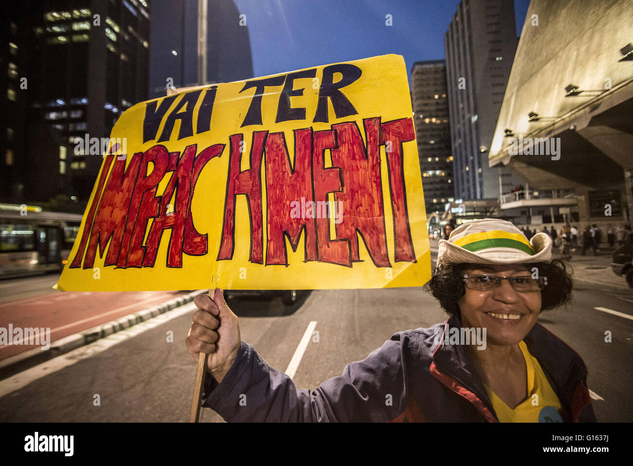 May 9, 2016 - SÃƒO PAULO, SP, 09.05.2016 BRAZIL - ROUSSEFF - IMPEACHMENT: Demonstrators protest against Brazil's President Dilma Rousseff calling for her impeachment, in Sao Paulo, Brazil, May 9, 2016. The impeachment of Brazilian President Dilma Rousseff was thrown into confusion when Waldir Maranhao, the interim speaker of the lower house of Congress annulled on May 9, 2016 an April vote by lawmakers to launch the process. He wrote in an order that a new vote should take place on whether to impeach Rousseff. Credit:  Cris Faga/ZUMA Wire/Alamy Live News Stock Photo