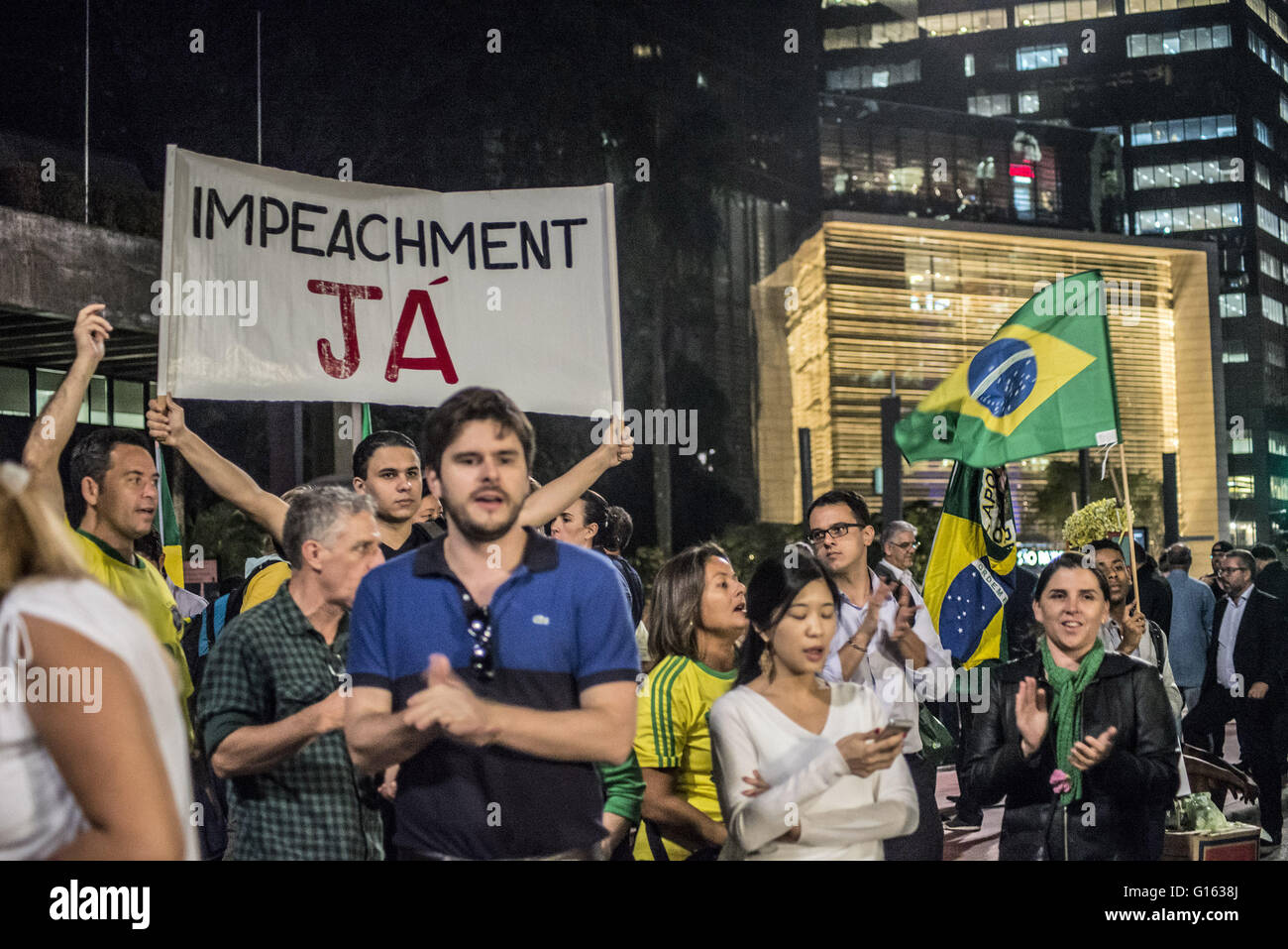 May 9, 2016 - SÃƒO PAULO, SP, 09.05.2016 BRAZIL - ROUSSEFF - IMPEACHMENT: Demonstrators protest against Brazil's President Dilma Rousseff calling for her impeachment, in Sao Paulo, Brazil, May 9, 2016. The impeachment of Brazilian President Dilma Rousseff was thrown into confusion when Waldir Maranhao, the interim speaker of the lower house of Congress annulled on May 9, 2016 an April vote by lawmakers to launch the process. He wrote in an order that a new vote should take place on whether to impeach Rousseff. Credit:  Cris Faga/ZUMA Wire/Alamy Live News Stock Photo