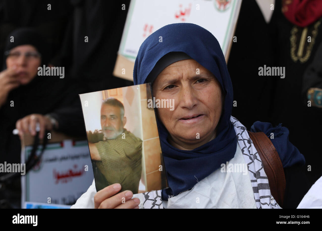 Gaza City, Gaza Strip, Palestinian Territory. 10th May, 2016. Palestinian families of martyrs, hold banners during a protest to demand their salaries, in Gaza city, on May 10, 2016 Credit:  Mohammed Asad/APA Images/ZUMA Wire/Alamy Live News Stock Photo